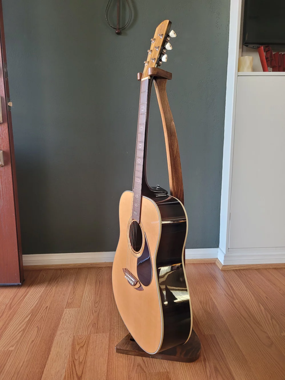 G16 Guitar Front Shine